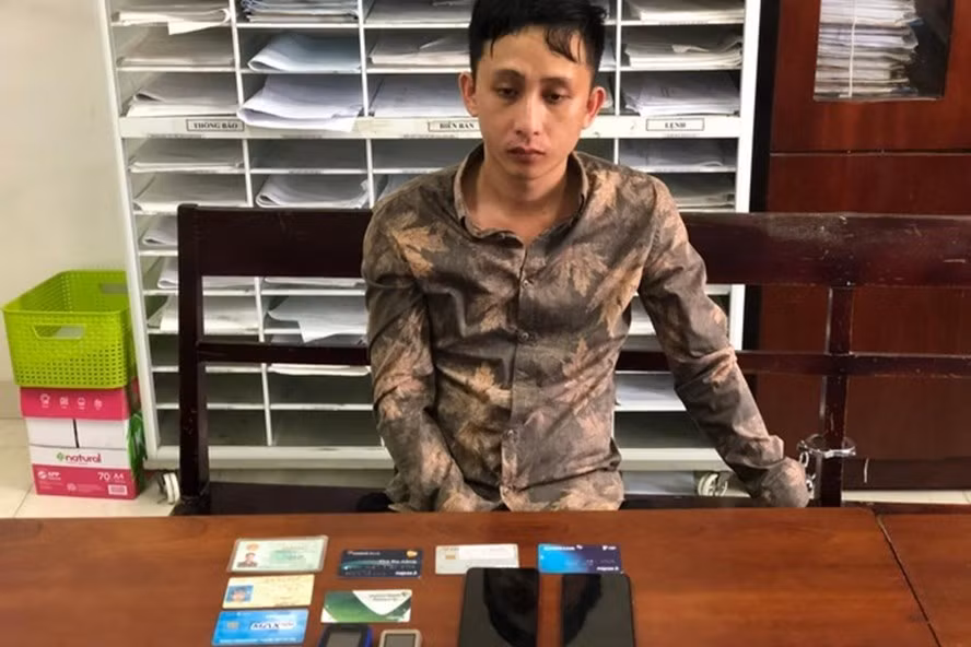 Trương Huy Cường - một trong 3 bị can chiếm đoạt 200 triệu đồng của chị T. Ảnh: L.Nhi