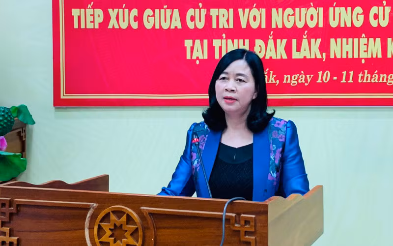 Đồng chí Bùi Thị Minh Hoài, Bí thư Trung ương Đảng, Trưởng Ban Dân vận Trung ương, ứng cử viên ĐBQH khóa XV, nhiệm kỳ 2021-2026 tại Đắk Lắk trình bày chương trình hành động tại hội nghị tiếp xúc cử tri trực tuyến.