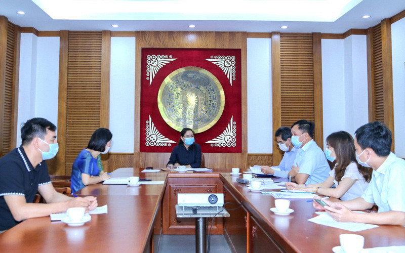 Thứ trưởng Trịnh Thị Thủy (giữa) phát biểu chỉ đạo tại buổi họp (Ảnh: TCDL) 