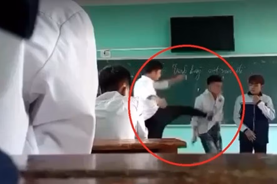 Sau khi clip thầy giáo thượng cẳng chân hạ cẳng tay học trò, nhà trường liền báo công an vì 