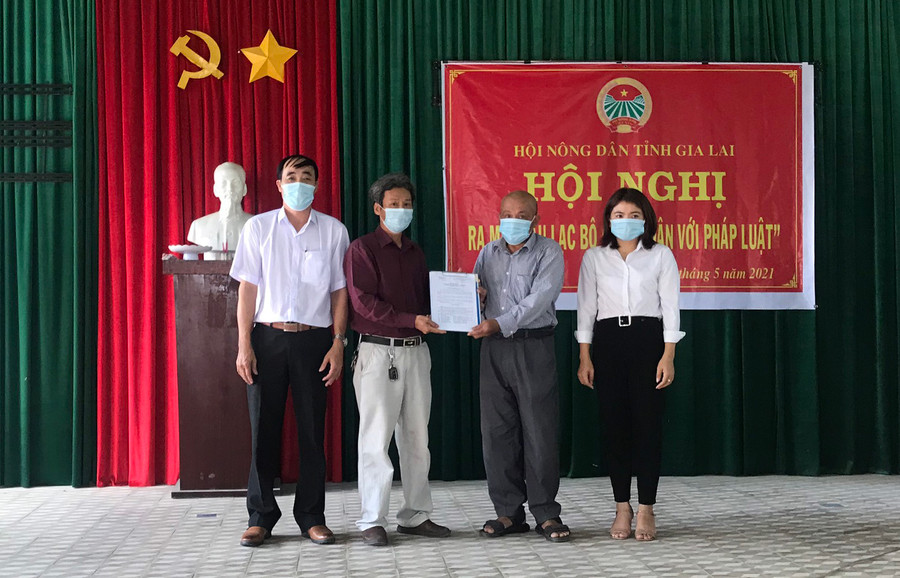  Đại diện lãnh đạo UBND xã Ia Hiao trao quyết định thành lập Ban Chủ nhiệm cho thành viên Câu lạc bộ Nông dân với pháp luật. Ảnh: Vũ Chi