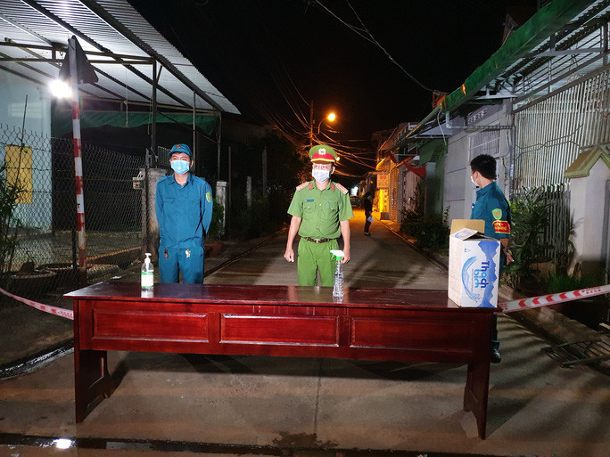 Lực lượng chức năng tiến hành phong tỏa con hẻm để phòng chống dịch