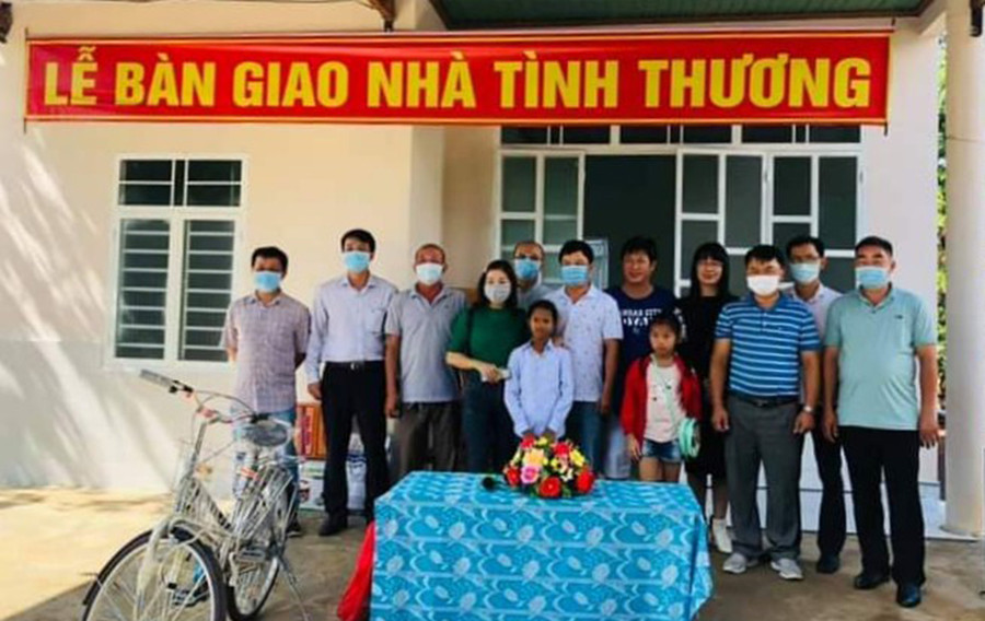 Ông Nguyễn Hữu Quế và các nhà hảo tâm tại buổi lễ trao tặng Nhà tình thương cho em Kpă Mên. Ảnh: Kỳ Anh