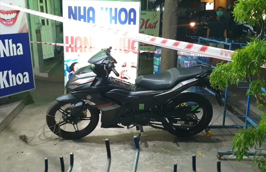 Hiện trường vụ trộm xe máy đâm chết bác sĩ nha khoa. Ảnh: Dương Bình Hiện trường vụ trộm xe máy đâm chết bác sĩ nha khoa. Ảnh: Dương Bình