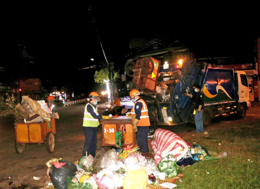 Công nhân Công ty cổ phần Công trình Đô thị Gia Lai chuyển sang làm việc ban đêm để thu gom rác sạch sẽ trước khi trời sáng. Ảnh: Hồng Thương