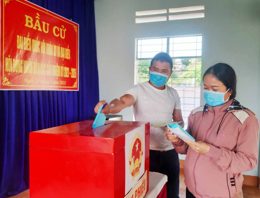 Các cử tri tại điểm bầu cử làng Trường Sơn (xã Tơ Tung, huyện Kbang) tham gia bỏ phiếu. Ảnh: Minh Nguyễn