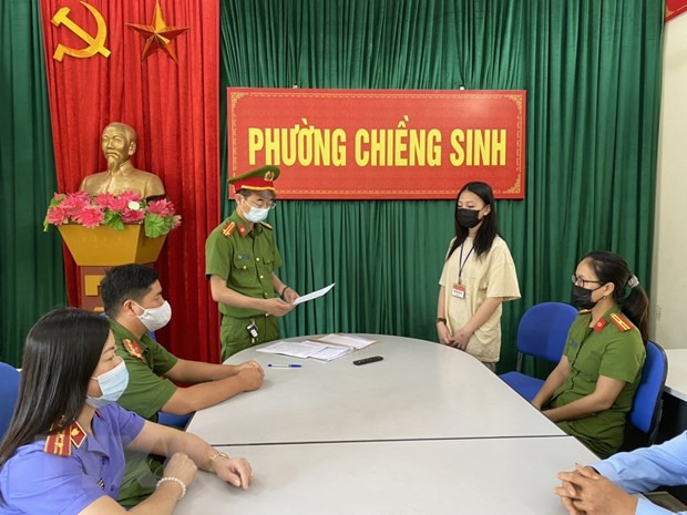 Cơ quan Cảnh sát điều tra, Công an tỉnh Sơn La thi hành các quyết định đối với Trần Nguyễn Diệp Anh. (Ảnh: TTXVN phát)