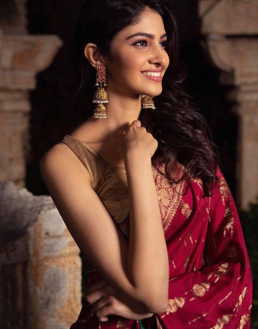 Manasa Varanasi được xem là đối thủ nặng ký của Đỗ Thị Hà tại cuộc thi năm nay. Cô cao 1,76m, sở hữu nhan sắc cuốn hút. Cô được nhiều người khen ngợi về sắc vóc, kỳ vọng sẽ mang về chiếc vương miện cho Ấn Độ tại đấu trường nhan sắc lớn này. ẢNH: INSTAGRAM NV