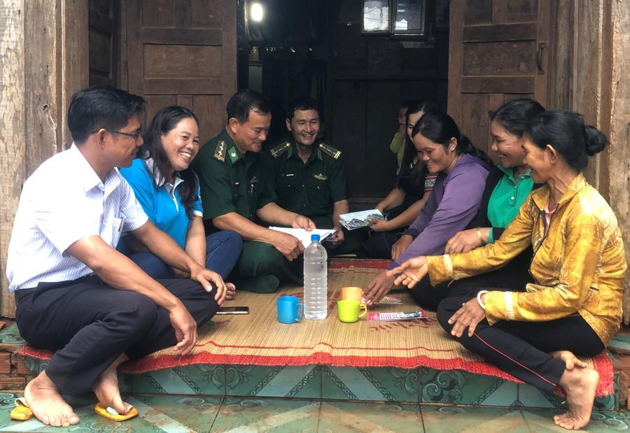 Cán bộ Hội LHPN xã Ia Nan (huyện Đức Cơ phối hợp cùng Đồn bp Ia Nan tuyên truyền hội viên phụ nữ về phòng chống vượt biên, ảnh P.Dung