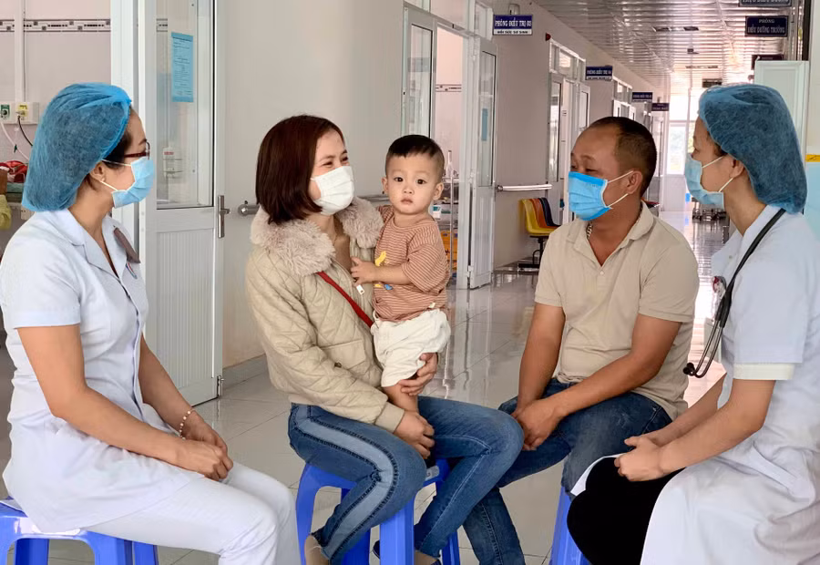 21-4-2021Gia đình chị Nguyễn Thị Hiền- tổ 4, thị trấn Mang Yang, huyện Mang Yang ghé thăm các y bác sĩ Khoa Sơ sinh cám ơn sự chăm sóc tận tình trong thời gian con trai điều trị tại đây. Ảnh Như Nguyện