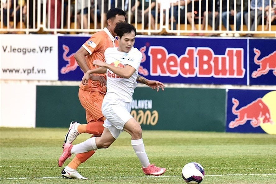 Dưới bàn tay của Kiatisak, Văn Toàn đang nổi lên là 1 trong những chân sút chơi hay nhất của bóng đá Việt Nam. Ảnh: Anh Tiến.