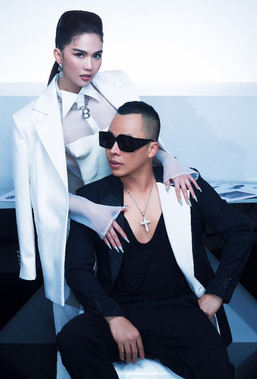 Trong những lần cùng nhau đi du lịch, cặp đôi cũng có những khoảnh khắc thân mật, gợi cảm khiến dân tình tò mò. ẢNH: FBNV