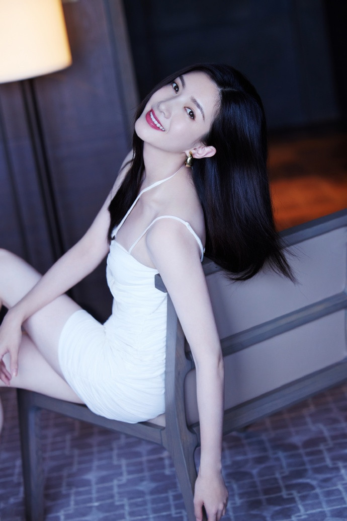 Thời gian gần đây, Giang Sơ Ảnh tích cực xuất hiện trong các sự kiện và chiến dịch tuyên truyền của các thương hiệu đình đám từ mỹ phẩm, trang sức đến thời trang. ẢNH: WEIBO NV