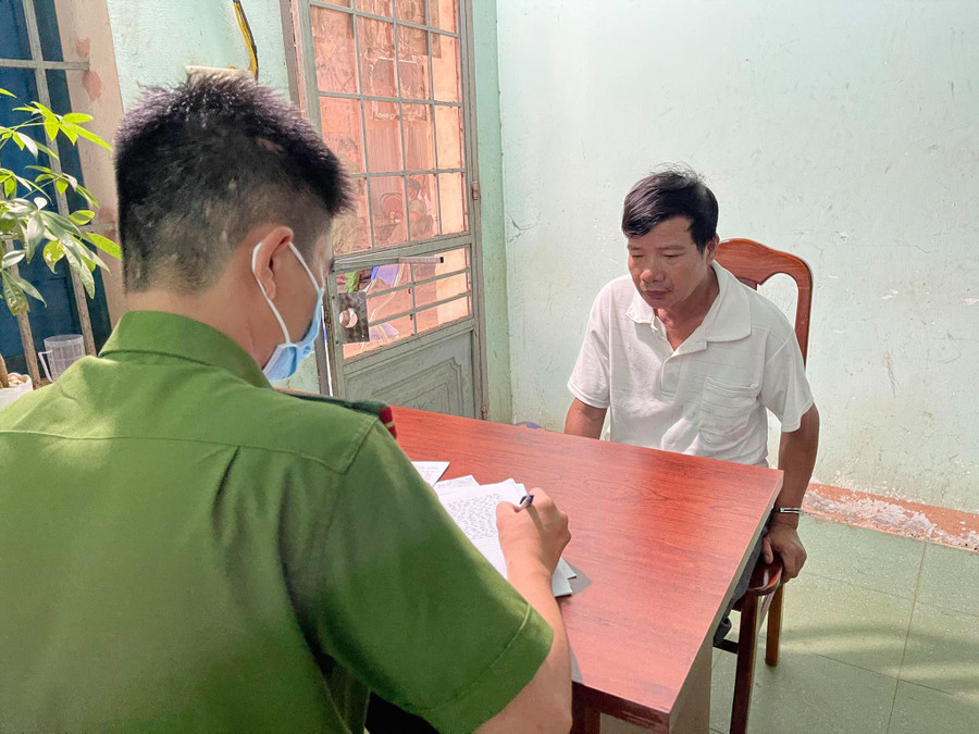 Công an lấy lời khai của Phượng để làm rõ vụ án. ẢNH: CÔNG AN CUNG CẤP