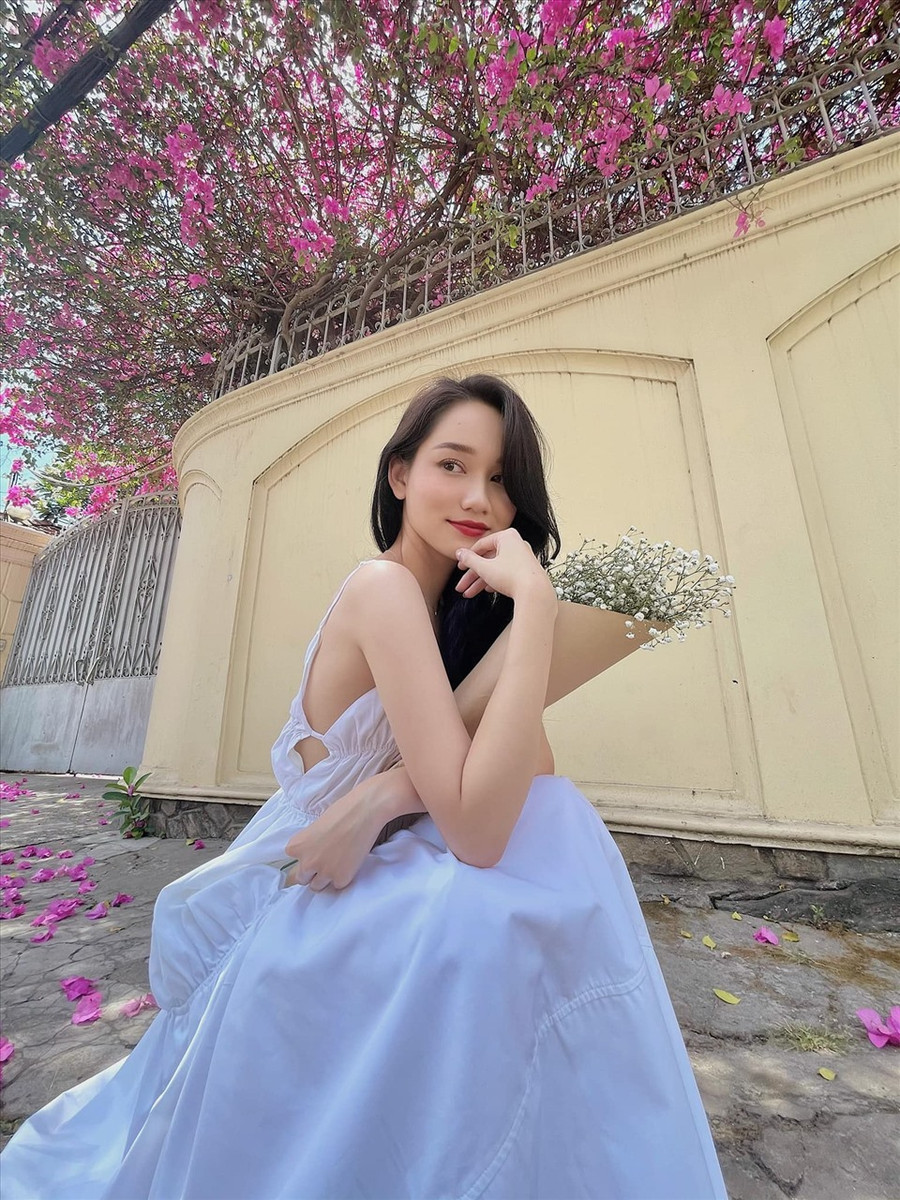 Mặc dù vẫn có những ý kiến cho rằng vai diễn của Trúc Anh trong “Thiên thần hộ mệnh” vẫn chưa thoát khỏi cái bóng của Hà Lan “Mắt biếc“. Tuy nhiên vẫn không thể phủ nhận sự trưởng thành trong cả nhan sắc và lối diễn xuất của người đẹp sinh năm 1998. Ảnh: NVCC.