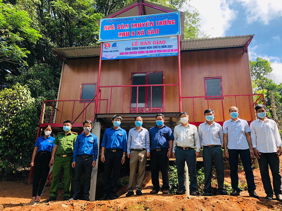 Các đại biểu tham gia lễ bàn giao công trình "Nhà sàn truyền thống" tại Khu di tích lịch sử khu 9. Ảnh: Phan Lài Các đại biểu tham gia lễ bàn giao công trình Nhà sàn truyền thống tại Khu di tích lịch sử khu 9. Ảnh: Phan Lài