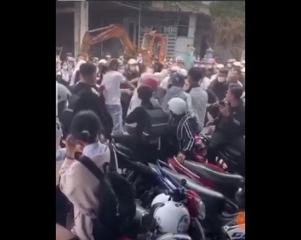 Nhóm học sinh đánh nhau trước cổng trường. ẢNH CẮT TỪ CLIP