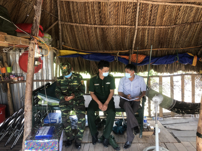 Cán bộ, chiến sĩ Đồn Biên phòng cửa khẩu quốc tế Mộc Bài trao đổi với phóng viên Báo Người Lao Động .Ảnh: HẢI LIÊN