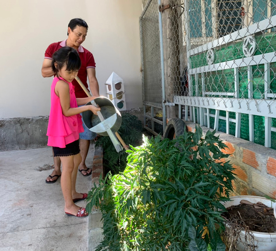 Nhiều gia đình chọn cách cùng con cái làm vườn, chăm sóc cây hoa để thư giãn trong dịp lễ. Ảnh: Vũ Chi