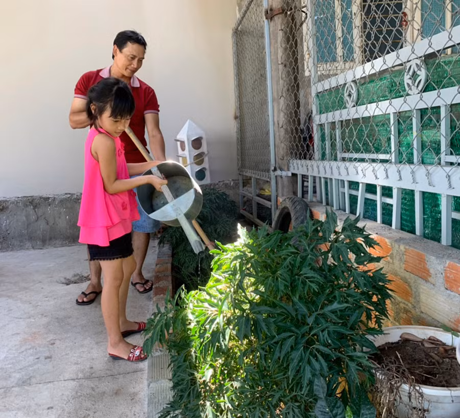 Nhiều gia đình chọn cách cùng con cái làm vườn, chăm sóc cây hoa để thư giãn trong dịp lễ. Ảnh: Vũ Chi