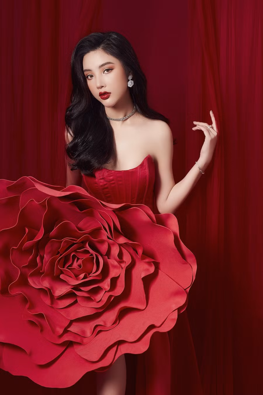 Mỹ Huyền đăng quang cuộc thi Miss International Global 2019 diễn ra tại Malaysia hồi tháng 8.2019. Mỹ nhân sinh năm 1999 không vội lấn sân vào showbiz mà dành thời gian để trau dồi khả năng của bản thân. ẢNH: NVCC