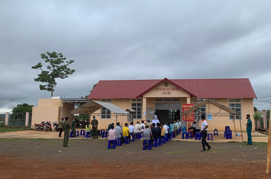  Việc thực hiện các biện pháp phòng, chống dịch được thực hiện nghiêm túc tại điểm bầu cử làng Wâu (xã Chư Á, TP. Pleiku). Ảnh: Phương Linh