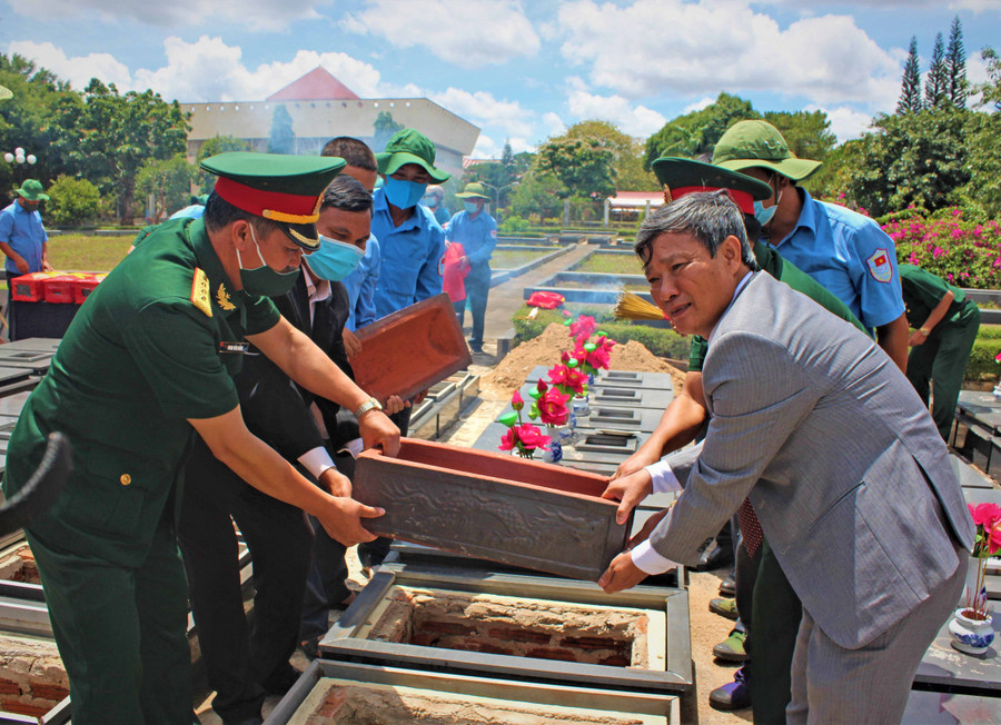 Ảnh 4: Cán bộ, chiến sĩ đưa các Liệt sĩ về nơi ăn nghỉ cuối cùng trong lễ An táng tại Nghĩa trang Liệt sĩ tỉnh Gia Lai. Ảnh: Huy Bắc