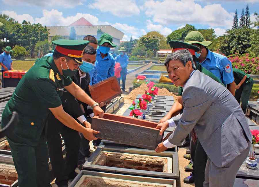 Ảnh 4: Cán bộ, chiến sĩ đưa các Liệt sĩ về nơi ăn nghỉ cuối cùng trong lễ An táng tại Nghĩa trang Liệt sĩ tỉnh Gia Lai. Ảnh: Huy Bắc