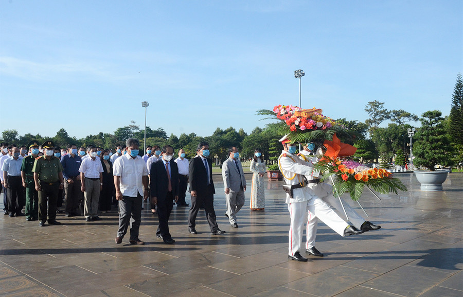 Lãnh đạo tỉnh dâng hoa trước Tượng đài Bác Hồ với các dân tộc Tây Nguyên nhân kỷ niệm 131 năm Ngày sinh nhật Bác. Ảnh: Phương Linh Lãnh đạo tỉnh dâng hoa trước tượng đài Bác Hồ với các dân tộc Tây Nguyên nhân kỷ niệm 131 năm ngày sinh nhật Bác. Ảnh: Phương Linh