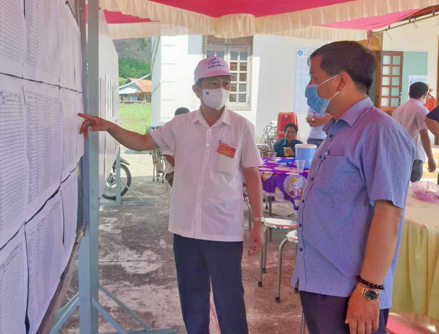 Ông Huỳnh Thế Mạnh-Ủy viên Ban Thường vụ Tỉnh ủy, Trưởng ban Tuyên giáo Tỉnh ủy kiểm tra danh sách các ứng cử viênđại biểu Quốc hội và HĐND các cấp tại một điểm bầu cử ở xã Lơ Ku