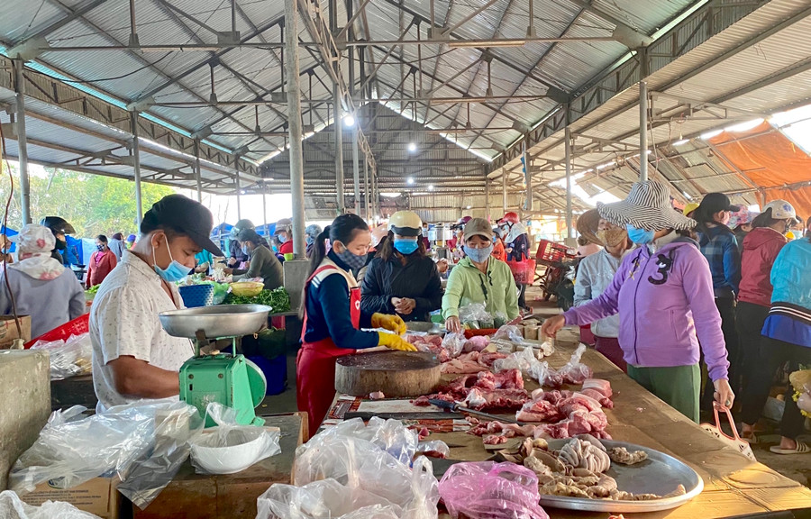 Tiểu thương và người dân khi đến mua-bán tại các khu chợ trên địa bàn tỉnh đều thực hiện nghiêm việc đeo khẩu trang để phòng-chống dịch Covid-19. Ảnh: Mộc Trà