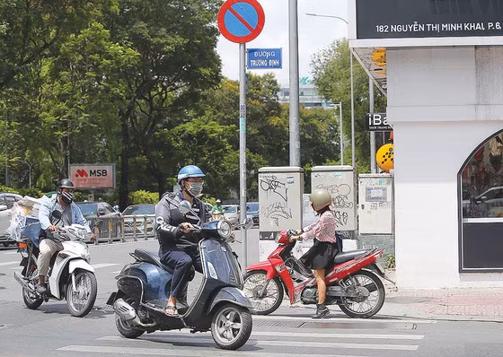 Người phụ nữ dừng xe ngược chiều trên đường Trương Định, TPHCM. Ảnh: DŨNG PHƯƠNG