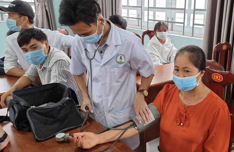 Cán bộ y tế kiểm tra sức khỏe các tình nguyện viên trước khi tham gia hiến máu. Ảnh: Hà Phương