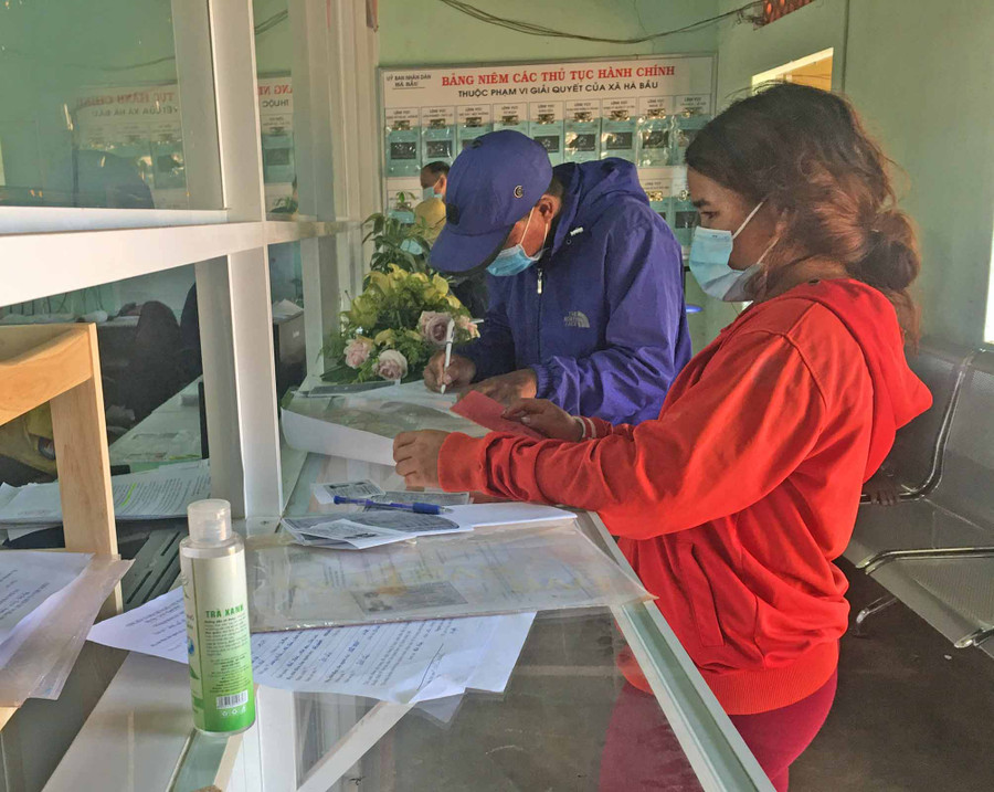 Người dân đến bộ phận một cửa xã Hà Bầu bổ sung thông tin hộ tịch để làm thẻ CCCD.Ảnh-R.H