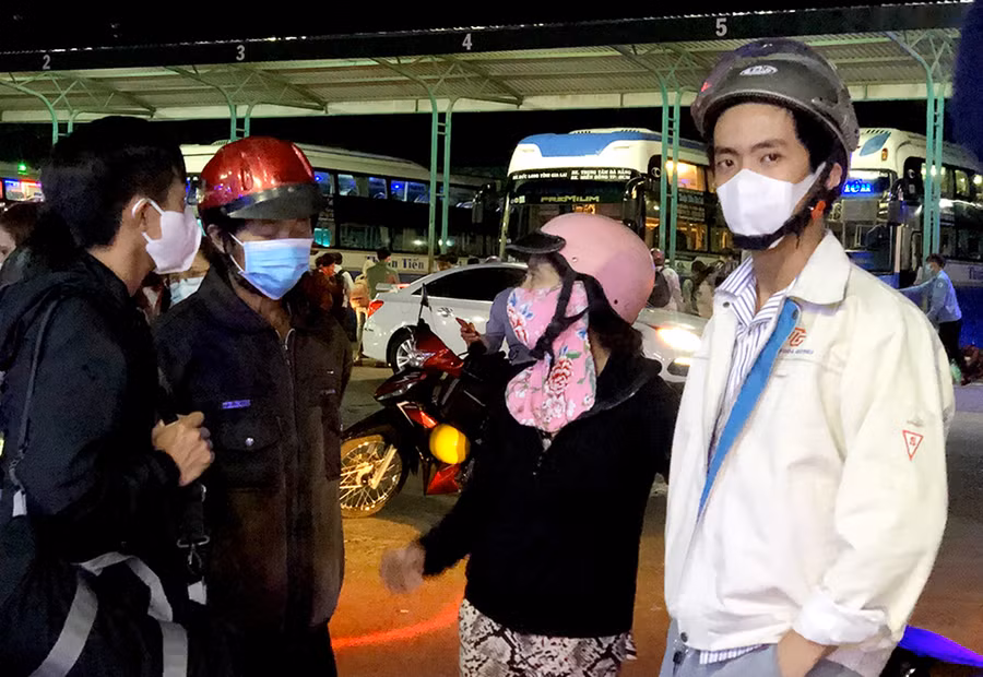 Hầu hết hành khách, người thân đưa tiễn khi đến Bến xe Đức Long Gia Lai đều đeo khẩu trang phòng chống dịch Covid-19. Ảnh: Lê Hòa
