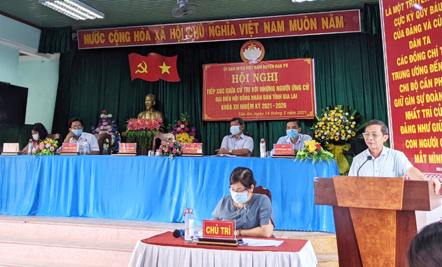 Các ứng cử viên (xã Tân An, huyện Đak Pơ) đã trình bày chương trình hành động trước cử tri. Ảnh: Văn Ngọc