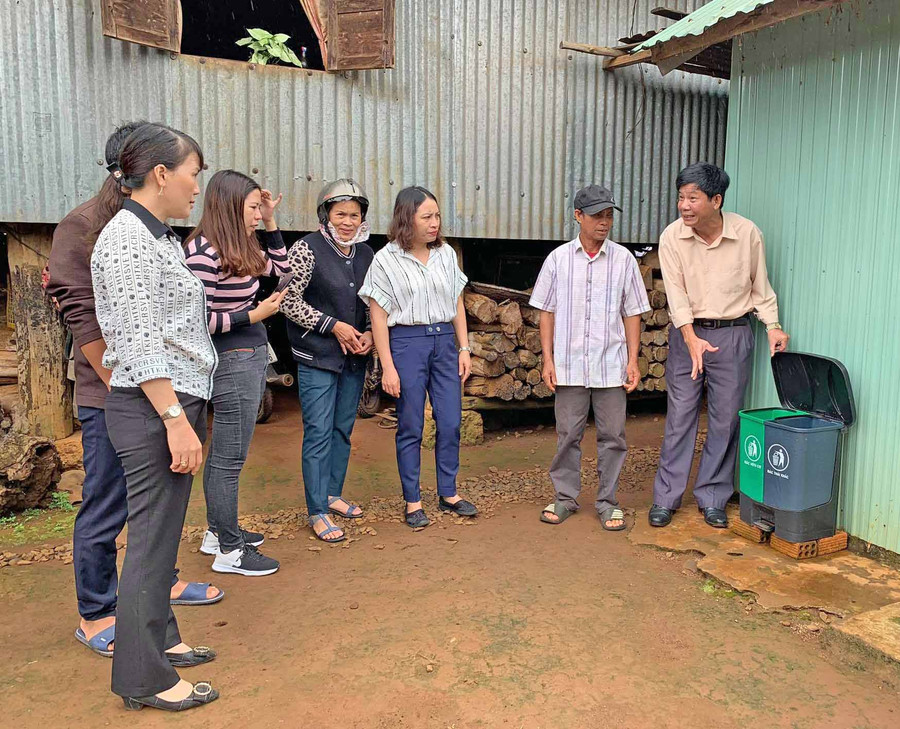 Hội viên, nông dân tham quan mô hình phân loại rác thải tại làng Hreng (xã Hòa Phú, huyện Chư Păh). Ảnh: Hồng Thương