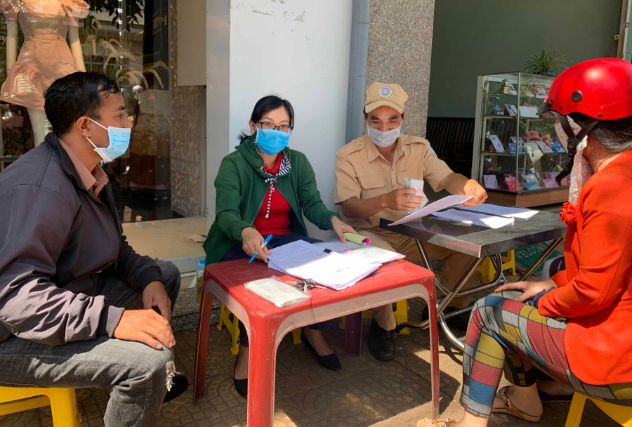 -Lực lượng chức năng phường Hội Thương-TP.Pleiku lập biên bản xử lý các trường hợp vi phạm trong phòng-chống dịch. Ảnh: Như Nguyện