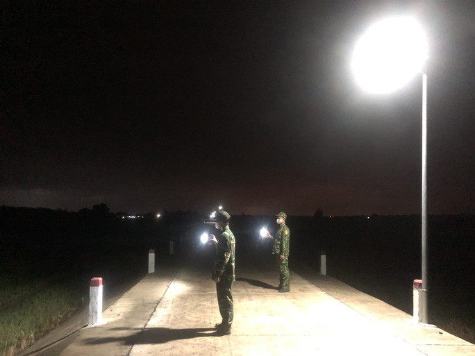 Điện cao áp thắp sáng đường biên giới