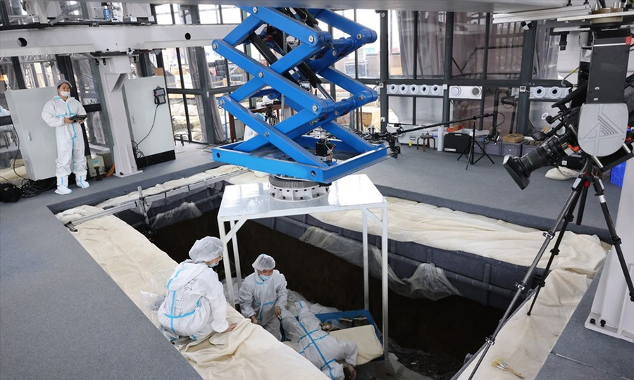 Các nhà khảo cổ Trung Quốc làm việc tại di chỉ Tam Tinh Đôi, Tứ Xuyên. Ảnh: Cơ quan khảo cổ Tứ Xuyên