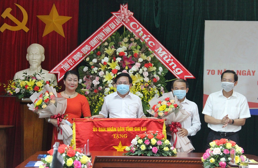 Phó Chủ tịch Thường trực UBND tỉnh Đỗ Tiến Đông (bìa phải) trao cờ thi đua “Vì sự nghiệp xây dựng và bảo vệ tỉnh Gia Lai” cho Sở Công thương. Ảnh: Vũ Thảo Phó Chủ tịch Thường trực UBND tỉnh Đỗ Tiến Đông trao Cờ thi đua “Vì sự nghiệp xây dựng và bảo vệ tỉnh Gia Lai” cho Sở Công thương Gia Lai. Ảnh: Vũ Thảo