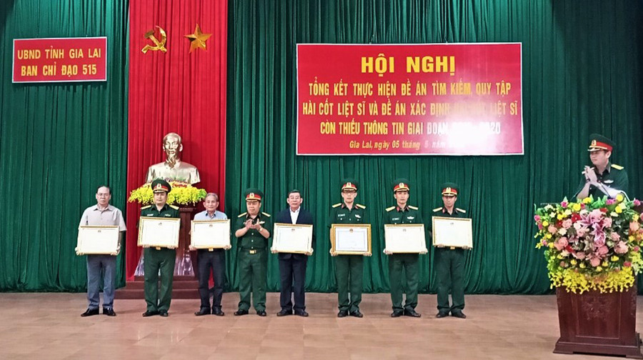 Trao bằng khen của Chủ tịch UBND tỉnh cho các tập thể, cá nhân có thành tích xuất sắc trong thực hiện nhiệm vụ tìm kiếm, quy tập và xác định hài cốt liệt sĩ còn thiếu thông tin giai đoạn 2013-2020. Ảnh: Vĩnh Hoàng Tặng bằng khen cho các tập thể và cá nhân. Ảnh: Vĩnh Hoàng