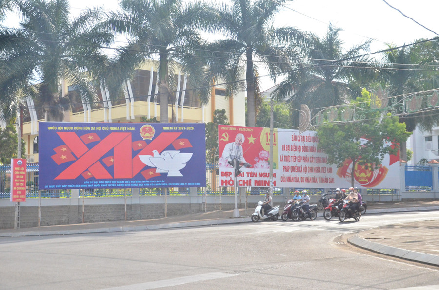 Cụm pa nô tuyên truyền về bầu cử đại biểu Quốc hội khóa XV và đại biểu HĐND các cấp nhiệm kỳ 2021-2026 được đặt ở ngã tư Trần Hưng Đạo-Quang Trung (TP. Pleiku). Ảnh: Phương Vi Cụm pa nô tuyên truyền về bầu cử đại biểu Quốc hội khóa XV và đại biểu HĐND các cấp nhiệm kỳ 2021-2026 được đặt ở ngã tư Trần Hưng Đạo-Quang Trung-ảnh P.V