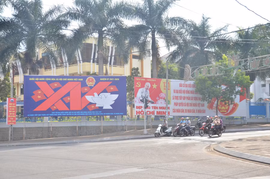 Cụm pa nô tuyên truyền về bầu cử đại biểu Quốc hội khóa XV và đại biểu HĐND các cấp nhiệm kỳ 2021-2026 được đặt ở ngã tư Trần Hưng Đạo-Quang Trung-ảnh P.V