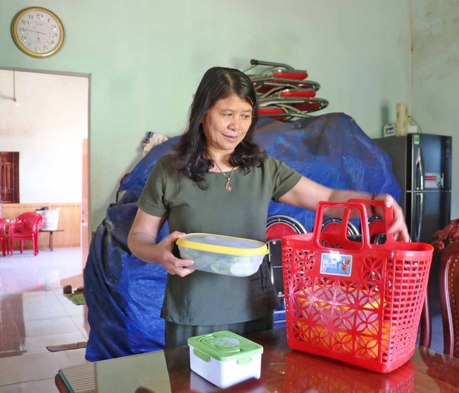 Tham gia mô hình Khu dân cư tự quản BVMT và câu lạc bộ Nói không với rác thải nhựa, bà Lưu Thị Duyên (thôn Đoàn Kết, xã Bờ Ngoong, Chư Sê) gương mẫu đi chợ bằng giỏ nhựa.