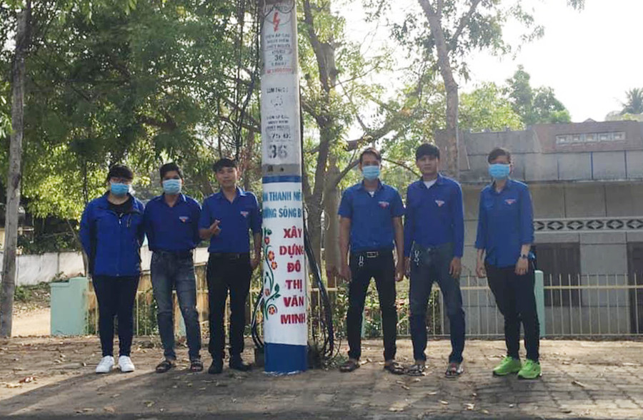 Chị Võ Thanh Thúy (ngoài cùng bên phải) tham gia làm công trình "Cột điện nở hoa". Ảnh: Nguyên Hương Chị Võ Thanh Thuý (ngoài cùng bên phải) tham gia công trình Cột điện nở hoa. Ảnh: Nguyên Hương