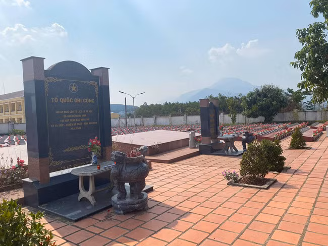 Mộ tập thể của liệt sĩ Hà Nội hy sinh tại mặt trận Bắc Kon Tum được quy tập về Nghĩa trang liệt sĩ Sa Thầy. Ảnh: M.N