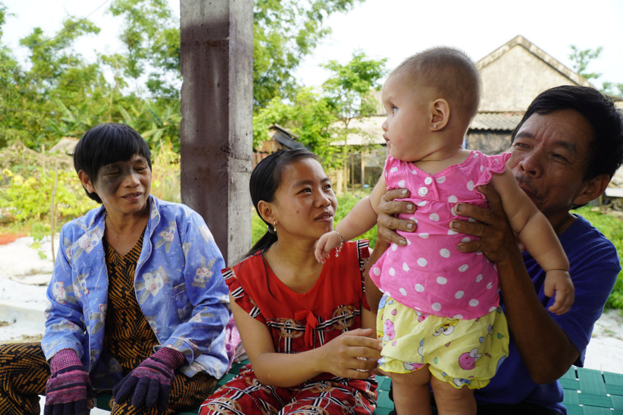 Gia đình mù cả 3 thế hệ. ẢNH: NGUYỄN PHÚC