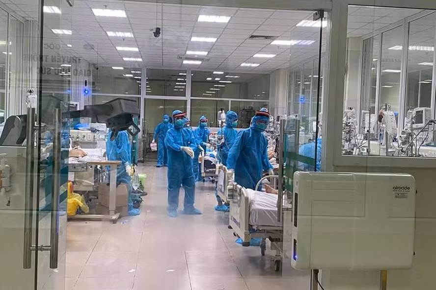 Điều trị bệnh nhân COVID-19 nặng tại Bệnh viện Bệnh Nhiệt đới Trung ương. Ảnh: Thanh Đặng