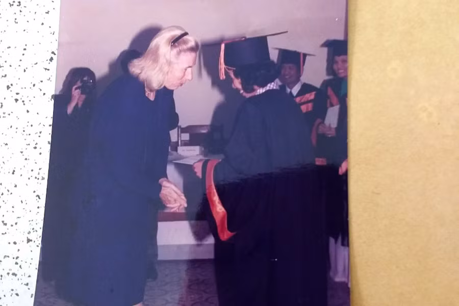 Cô Dung (bên phải) là một trong số học viên chuyên ngành dạy trẻ khiếm thính, giáo dục đặc biệt mở đầu tiên tại Đại học Sư phạm 1 Hà Nội. ẢNH: NVCC